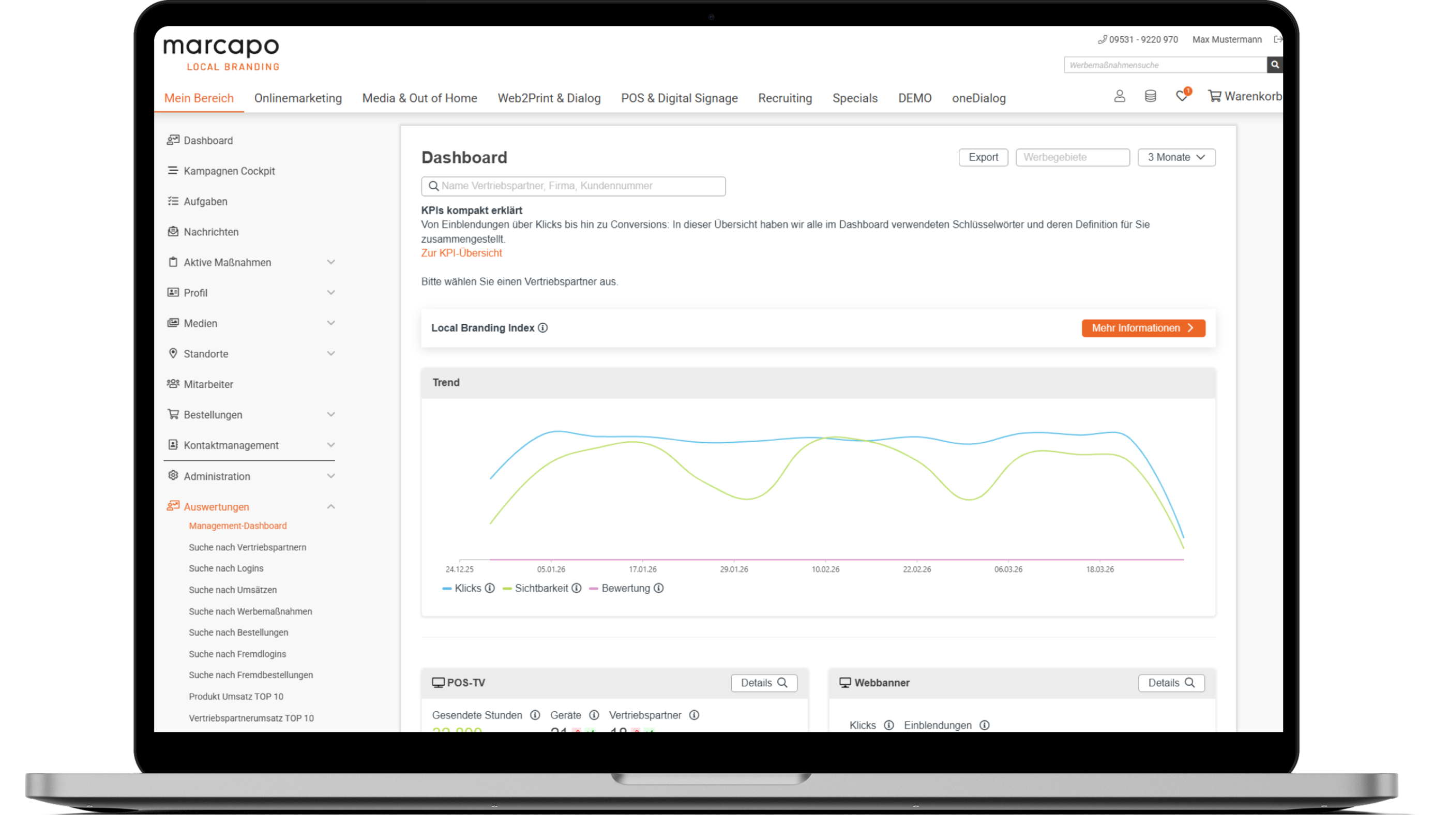 Laptop mit geöffnetem marcapa Management-Dashboard und Liniendiagramm zu Marketing-KPIs